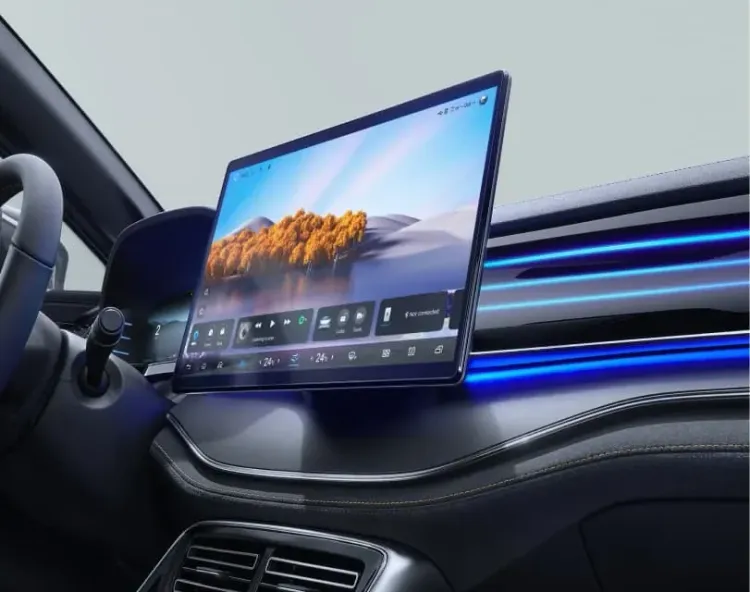 15,6" elfordítható központi képernyő