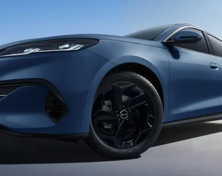 "Repülő fejsze" mintázatú könnyüfém keréktárcsák